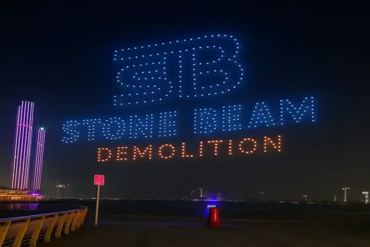 الصفحة الرئيسية جرافة تابعة لستون بيم ديموليشن تقوم بهدم هيكل خرساني في موقع بناء قيد التشغيل