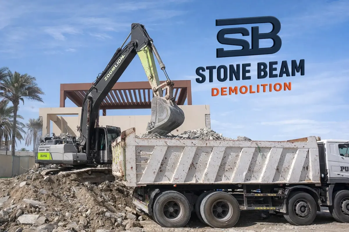 الصفحة الرئيسية جرافة تابعة لستون بيم ديموليشن تقوم بتحميل مخلفات البناء والهدم في شاحنة قلابة بالموقع