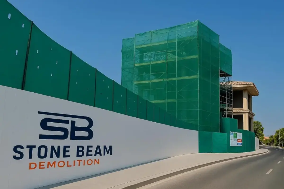 الصفحة الرئيسية موقع بناء تابع لشركة ”ستون بيم ديموليشن“ في دبي، يُظهر منطقة هدم فيلا محمية بسياج أمان وجدار يحمل شعار الشركة