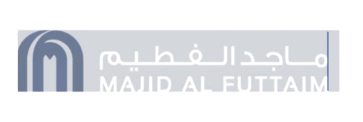 الصفحة الرئيسية شعار ماجد الفطيم مع رمز قوس أزرق منمق ونص ثنائي اللغة باللغتين العربية والإنجليزية.